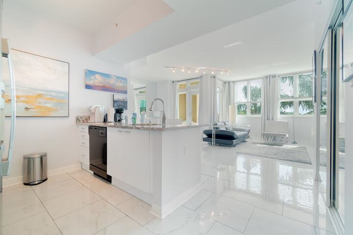 Casa Costa 308s Studio Pools, Jacuzzi, Beach, Shops & Dog Friendly