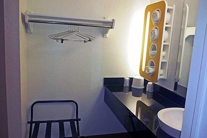 Room 21 of 34