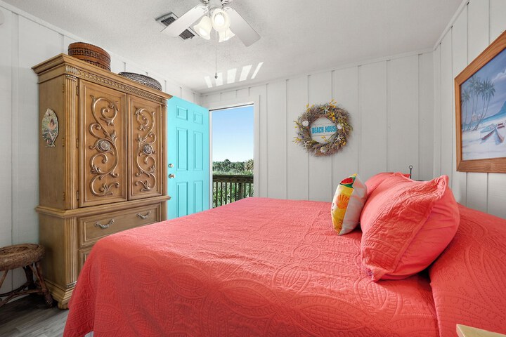 Cozy Cottage by Distinctive Beach Rentals