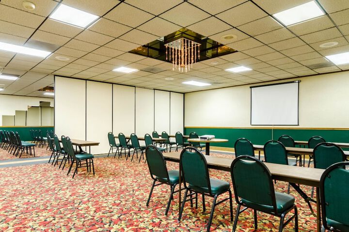 Ballroom/Hall 149 of 163