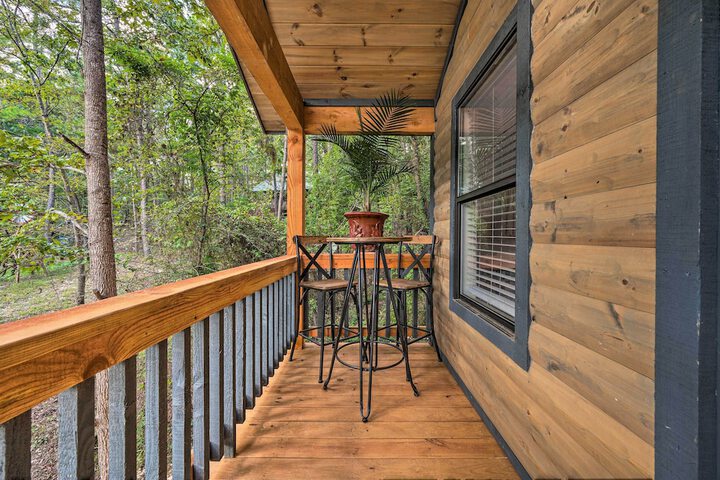 Romantic Broken Bow Cabin w / Jacuzzi & Fire Pit!
