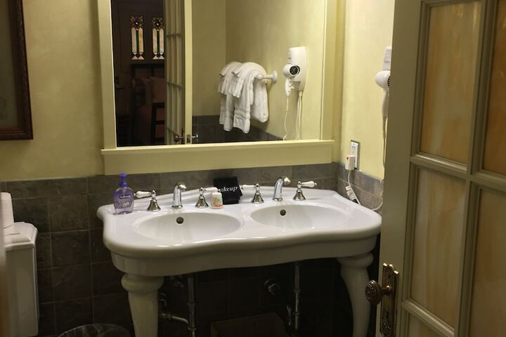 Room 43 of 63