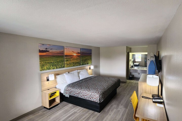 Room 6 of 12
