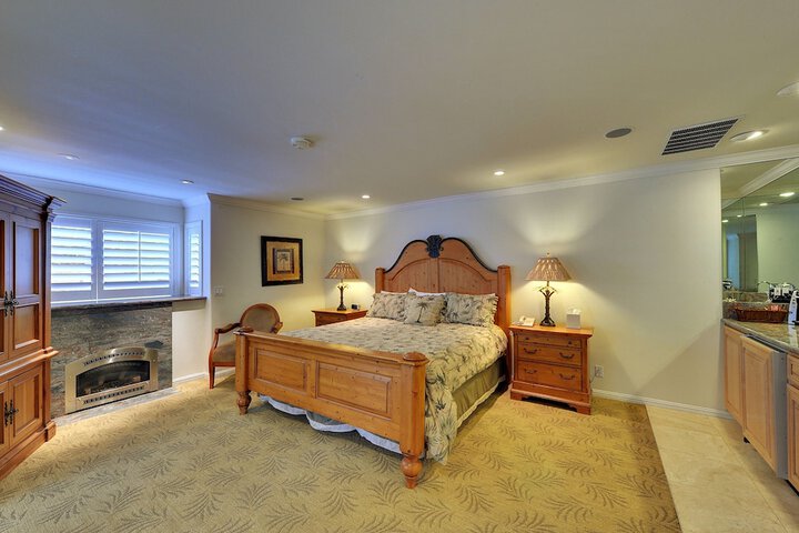 Room 27 of 64
