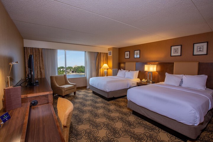 DoubleTree by Hilton Bay City - Riverfront