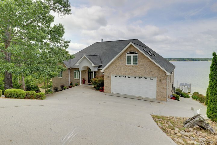 Spacious Baneberry Home w / Lake Douglas Views!