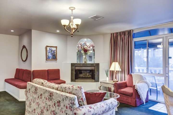 Lounge 118 of 165