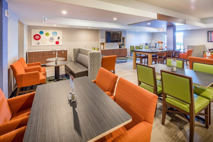 Holiday Inn Express and Suites Modesto by IHG