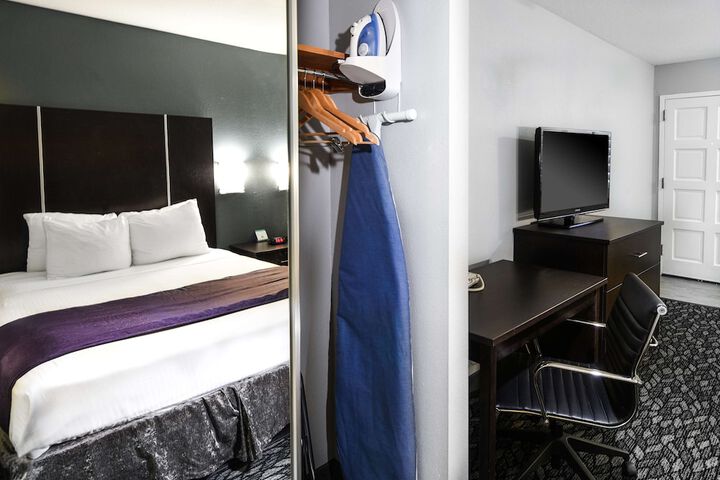 Room 11 of 25