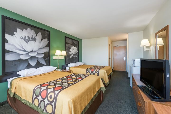 Super 8 by Wyndham Hagerstown / Halfway Area