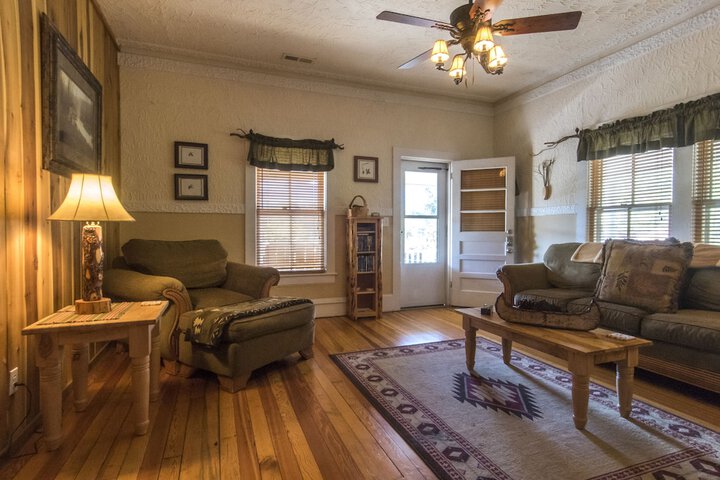 Calhoun House Inn & Suites