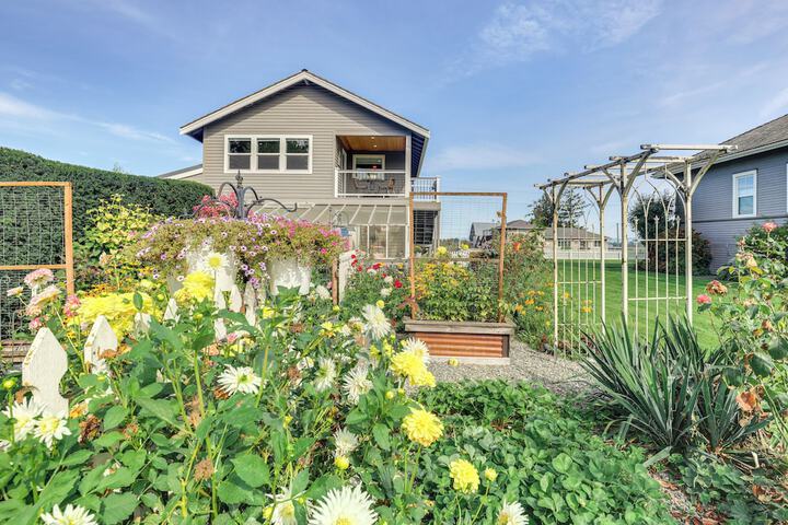 Idyllic Enumclaw Studio w / Mount Rainier Views