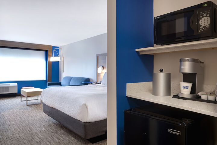 Holiday Inn Express & Suites Detroit Dearborn by IHG