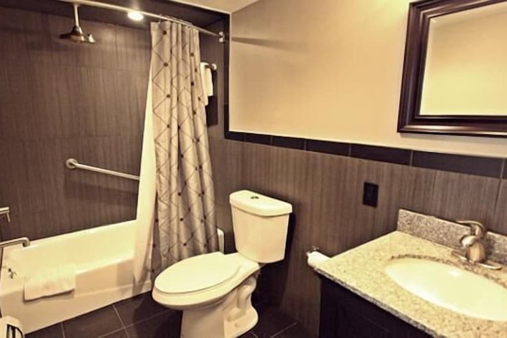 Room 5 of 8