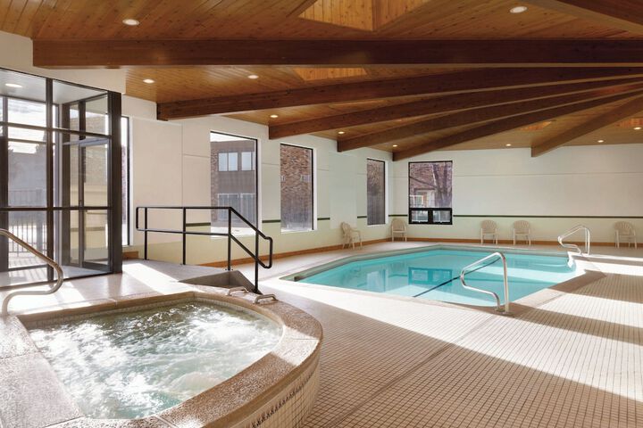 Delta Hotels by Marriott Helena Colonial