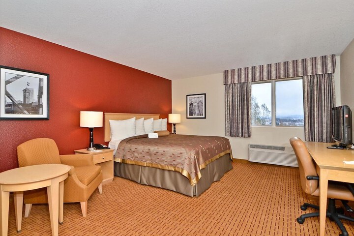 Clackamas Inn & Suites