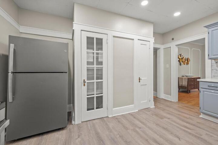 2-Story Stay with Game Lounge & Free Parking Spots - 5 mins to NYC Train