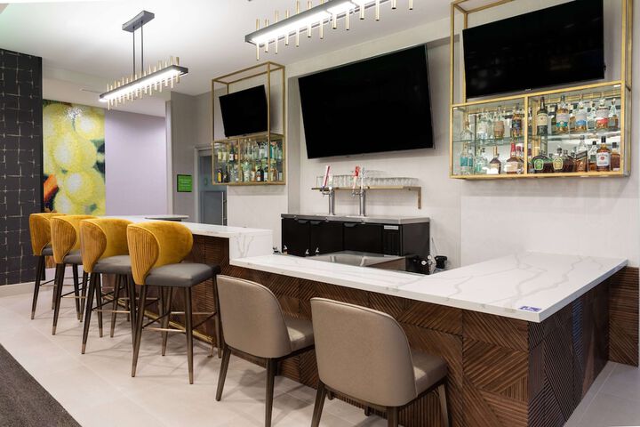 Lounge 54 of 59