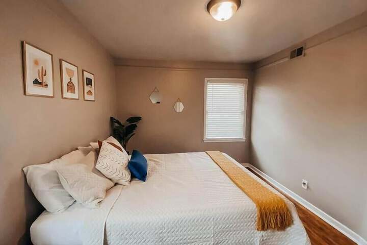 The Burrow-Cozy 3 BDRM HM - Free Parking