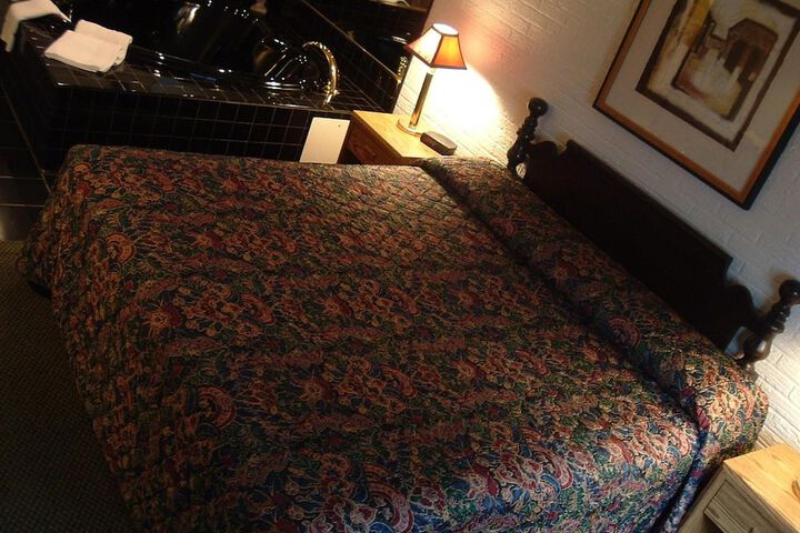 Colonial Inn Motel