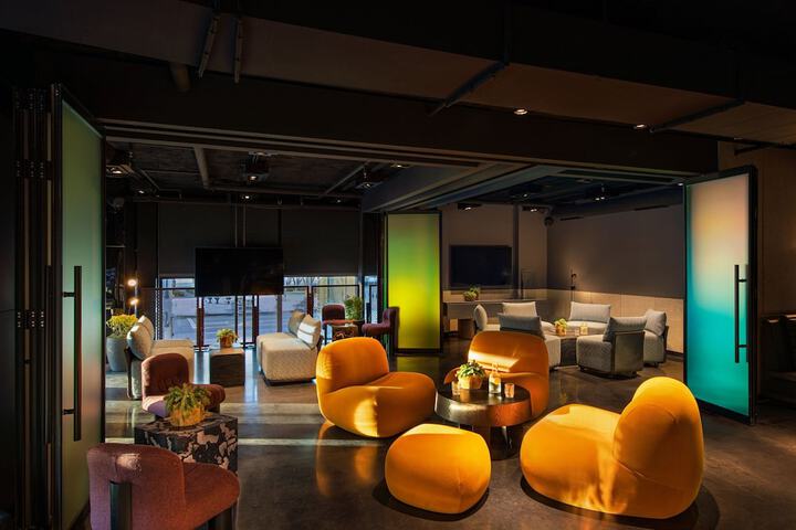 Lounge 60 of 82