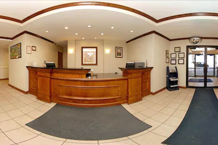 Holiday Inn Express & Suites Plainview by IHG