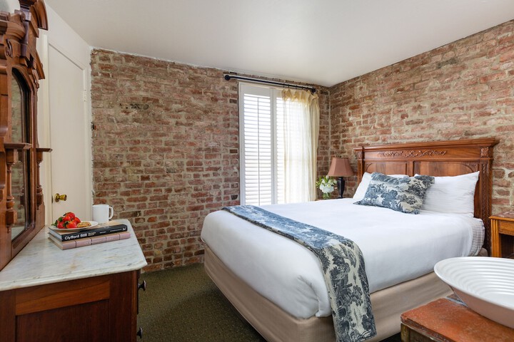 Room 9 of 35