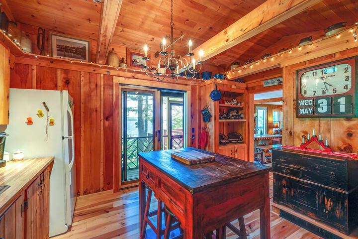 Waterfront Maine Vacation Rental w / Private Dock
