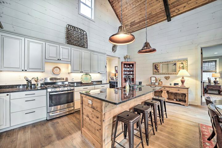 On 22 Acres: Cullowhee Craftsman Home w / Mtn Views
