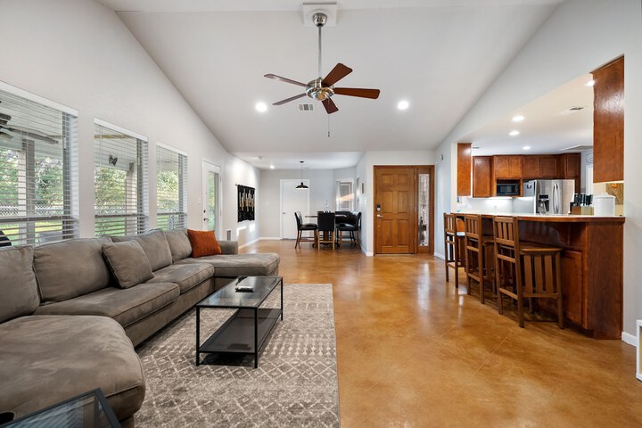 Pet-friendly Marble Falls Home w / Hot Tub!
