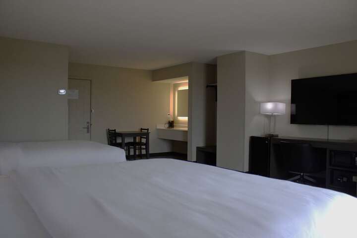 Boarders Inn & Suites