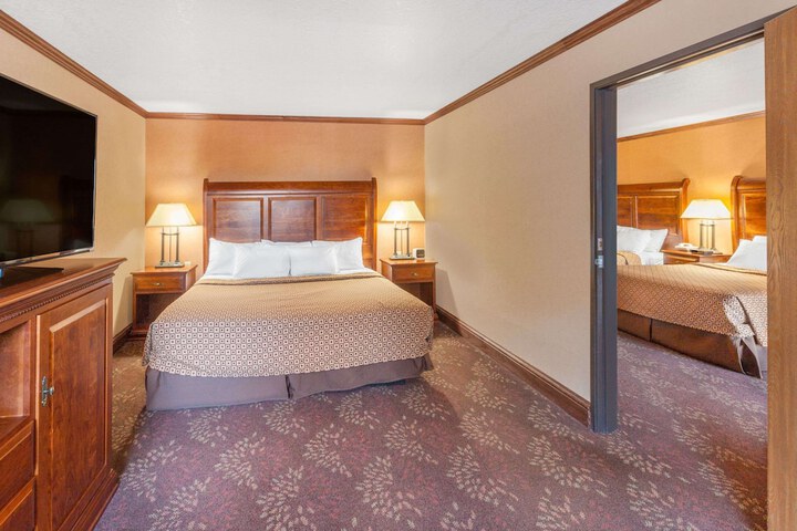 Ramada by Wyndham Mackinaw City Waterfront