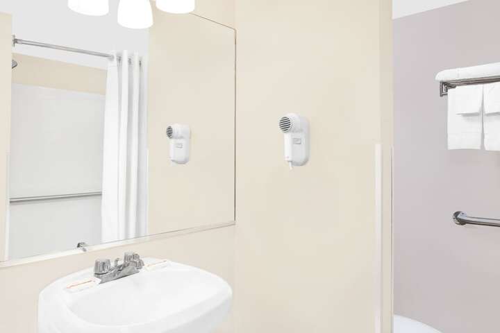 Super 8 by Wyndham Morton Grove / Chicago