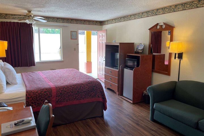 Room 8 of 10