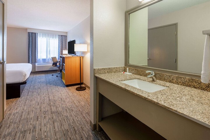 Room 8 of 34