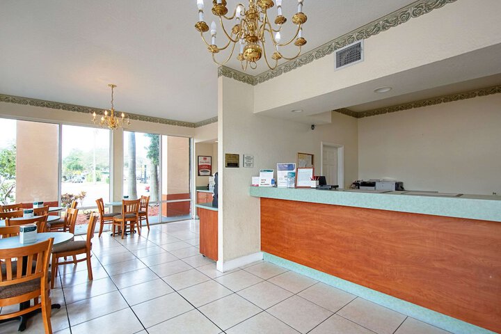 Econo Lodge Inn & Suites Clearwater Central