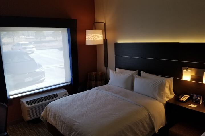 Room 28 of 79