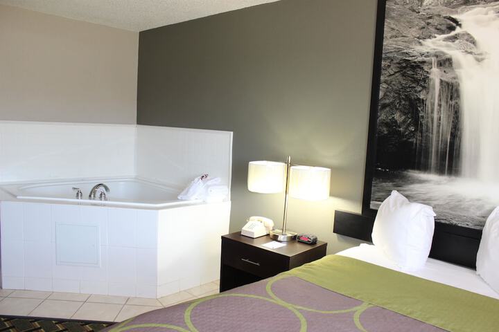 Super 8 by Wyndham Wyoming / Grand Rapids Area