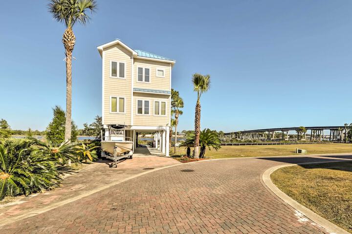 Riverfront Carrabelle Home w / Furnished Patio!