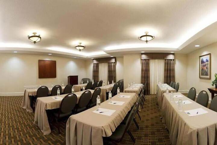 Holiday Inn Express & Suites Waxahachie by IHG