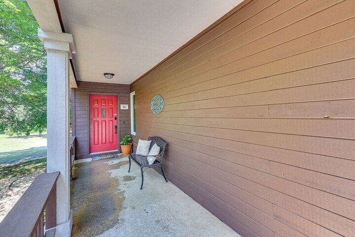 Bella Vista Home w / Deck + Trails: on Golf Course!