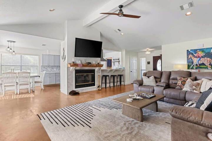 Lakefront Paradise With Firepit