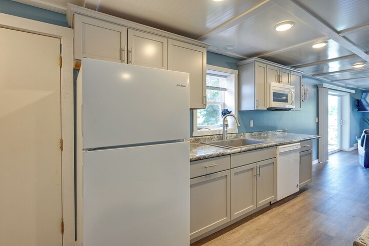 Chippewa Falls Getaway w / Community Lake Access!