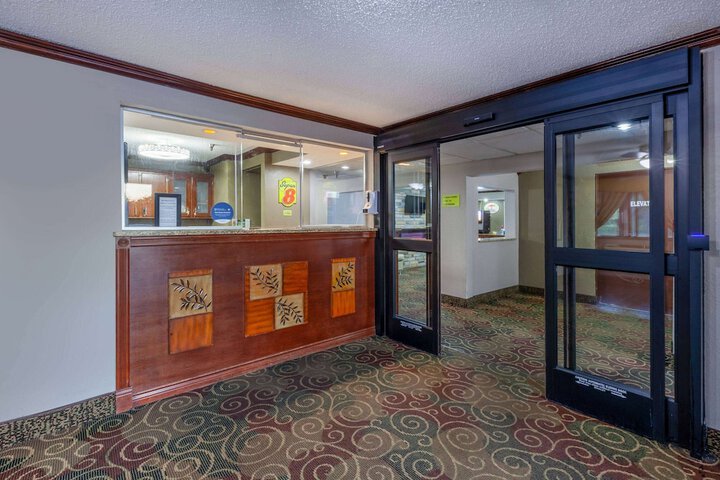 Super 8 by Wyndham Roseville / Detroit Area