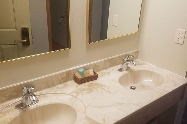 Room 27 of 86