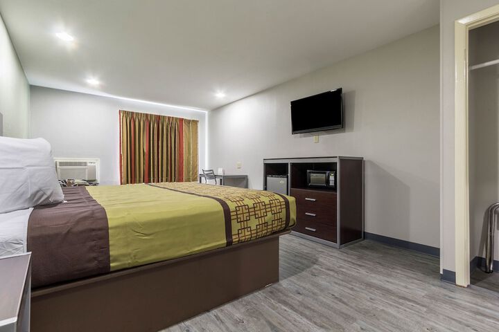 Room 9 of 30