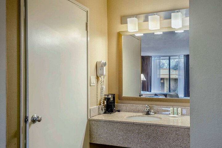 Room 18 of 32