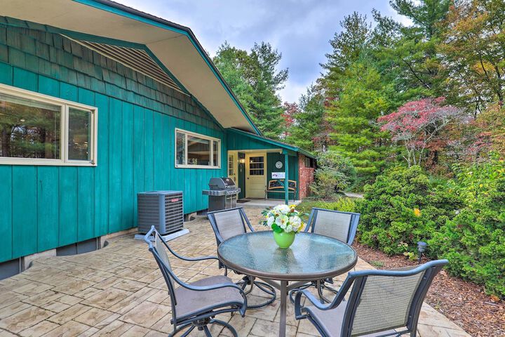 Stunning Fletcher Home: Hot Tub + Fire Pit!