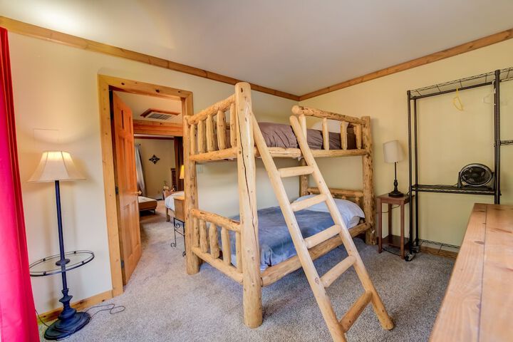7 Bedroom on the Side of Pikes Peak on a Mountain Stream