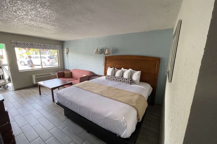 Room 5 of 7